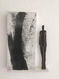 Eisenfigur mit Radierung auf Holzkasten, 30x21.5x4 (HxBxT), 2016