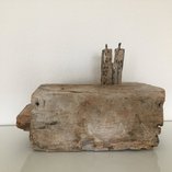 gerostete Eisenfigur auf Holzbalken, 25x44x14cm (HxBxT), 2016